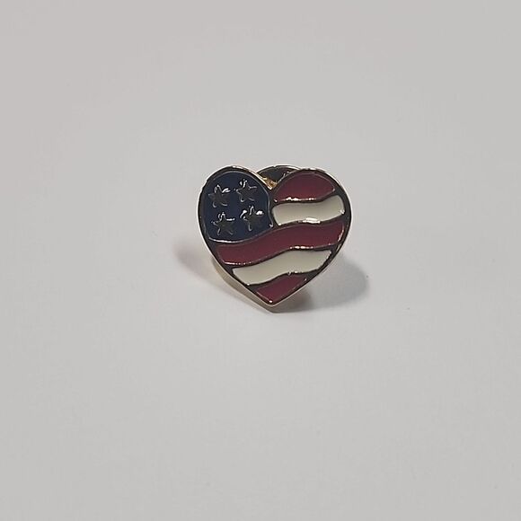 American Flag Heart Stars and Stripes Gold Tone Vintage Lapel Pin Avon Made USA - Picture 1 of 2